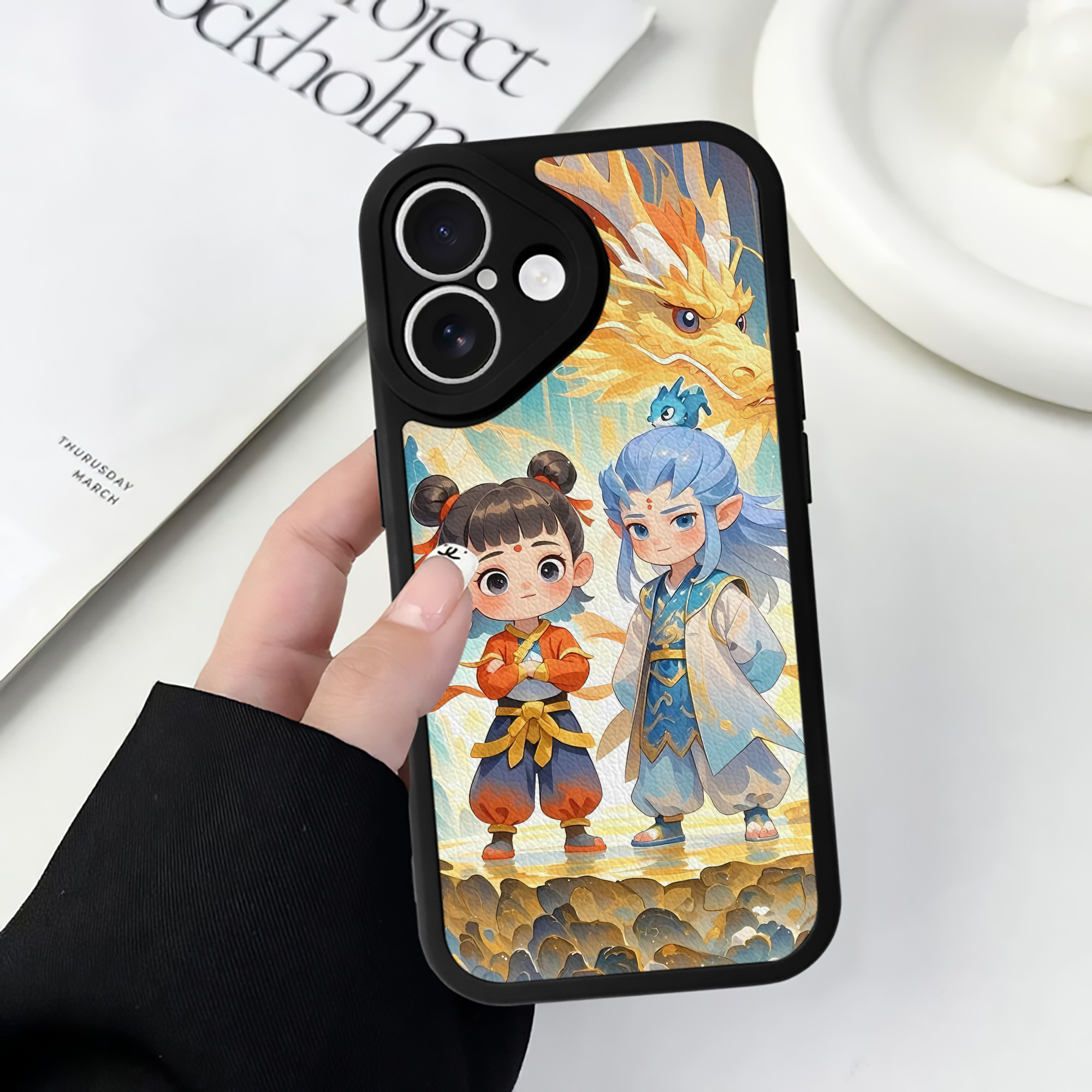 （画像用） Ne Zha 2 ナタ 魔童の大暴れ 【iPhone 16シリーズ対応】シリコンスマホケース（レザー調） 材質：シリコン
